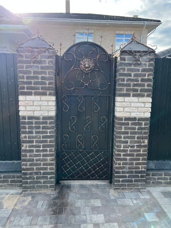 Кованое ограждение с колпаками